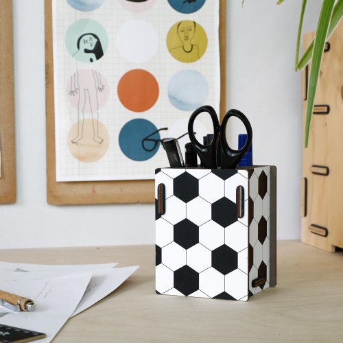 Fußball Stiftebox auf dem Schreibtisch